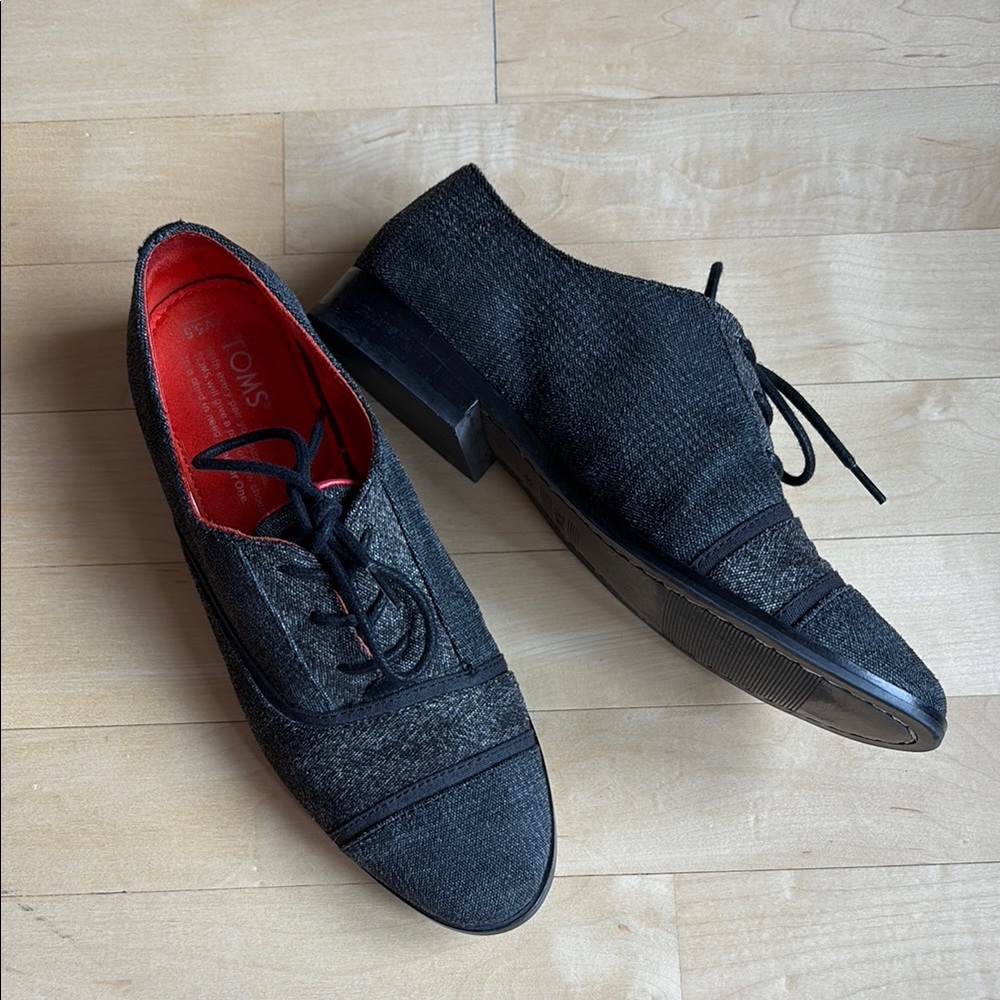 Tom’s charcoal oxford size 5.5